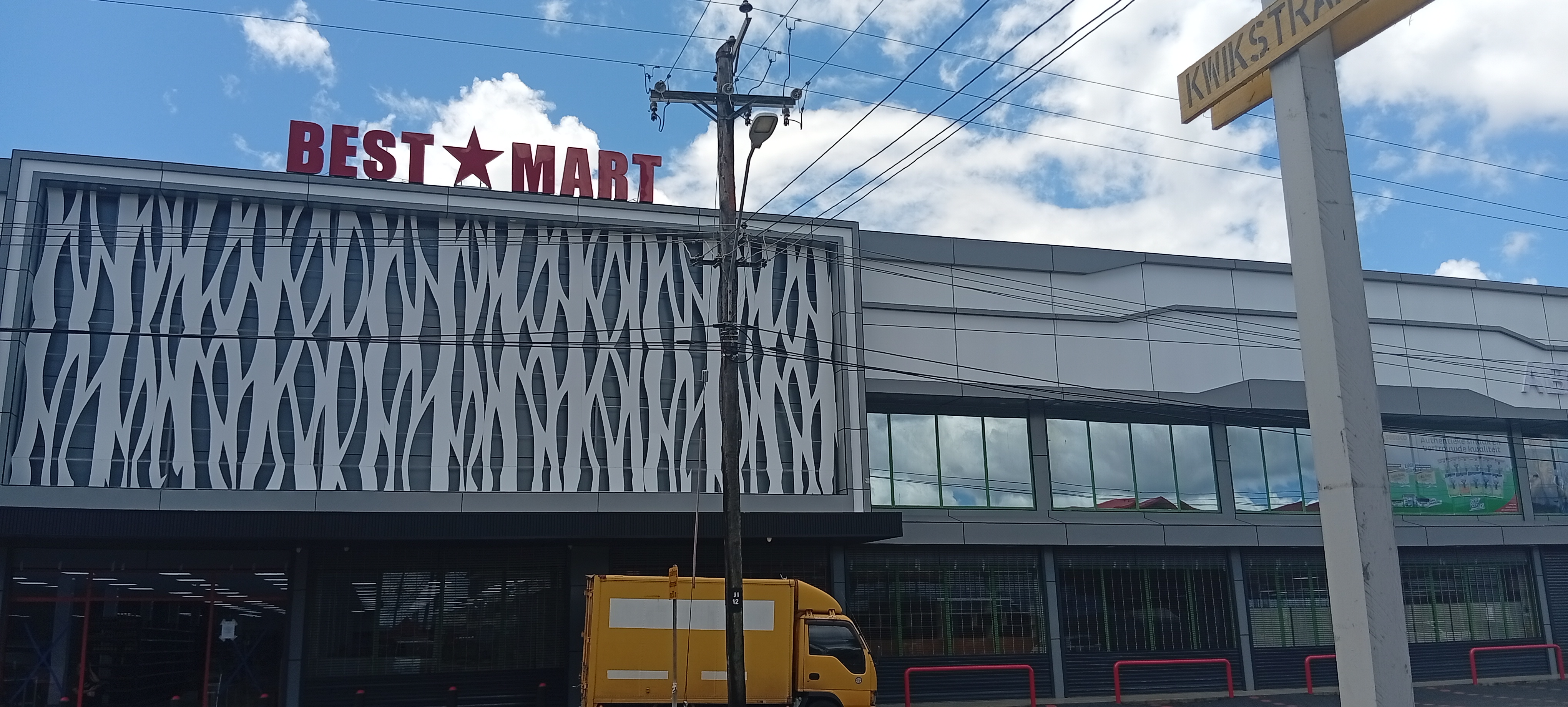 De vernieuwde BEST MART aan de Jozef Israëlstraat in Paramaribo